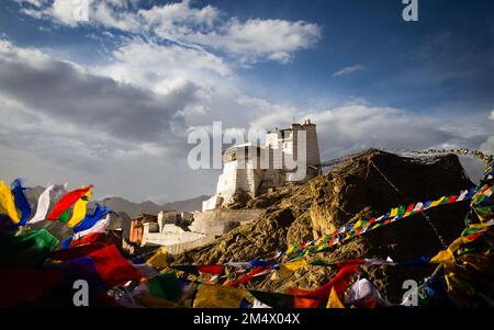 Le bandiere di preghiera volano in alto nel cielo, tra il famoso Monastero Namgyal Tsemo. Himalayan, Leh, Ladakh, India Foto Stock