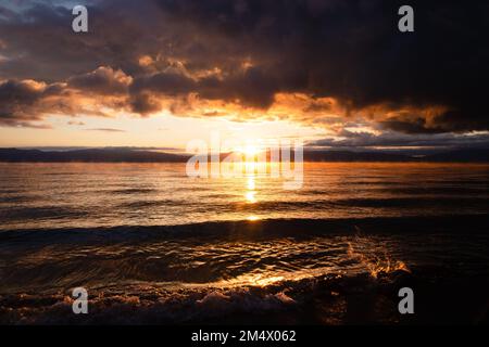 Alba paesaggio lungo il lago Tahoe durante una bella mattinata - Sunrise Lake Tahoe, California Foto Stock