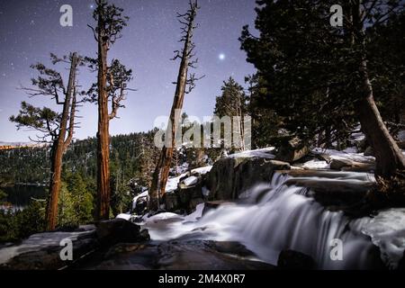 Una bella e stellata notte sopra Eagle Falls, Emerald Bay state Park - Lake Tahoe, California Foto Stock