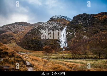 Si affaccia sul fiume Nevis fino alla cascata An Steall a Glen Nevis Foto Stock