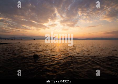 Alba paesaggio lungo il lago Tahoe durante una bella mattinata - Sunrise Lake Tahoe, California Foto Stock