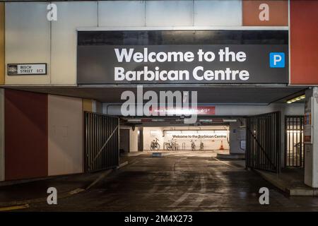 Benvenuti al Barbican Centre, entrata al parcheggio del Barbican Arts and Performance Centre nella City di Londra, Inghilterra, Regno Unito Foto Stock