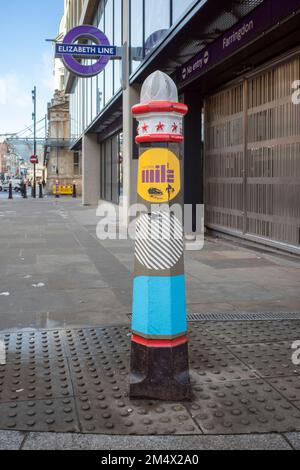 Un palazzetto fuori dalla stazione di Farringdon all'inizio del City of London Culture Mile contenente il Barbican, la Guildhall School of Music e l'LSO Foto Stock