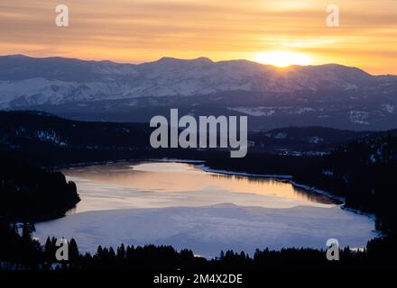 Alba sul lago Donner, sulle montagne della Sierra Nevada, California Foto Stock