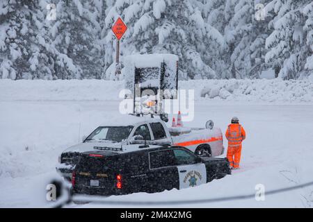 Condizioni di guida pericolose oltre il Donner Pass. Un camion Amazon in attesa della tempesta Highway 80 - Truckee, California Foto Stock