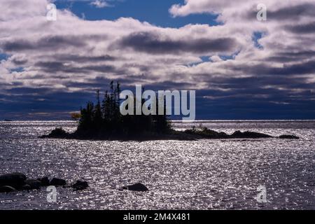 Una piccola isola nel Lago superiore, Batchawana Bay, Ontario, Canada Foto Stock