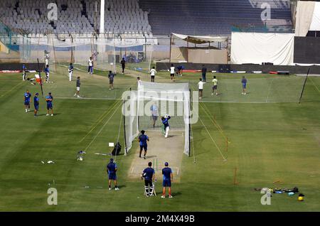 I giocatori della New Zealand Cricket Team si stanno riscaldando e migliorano le loro tecniche di cricket durante la partita di pratica netta per le prossime due prove e tre partite ODI serie contro il Pakistan, alla National Bank Cricket Arena di Karachi venerdì 23 dicembre 2022. Foto Stock