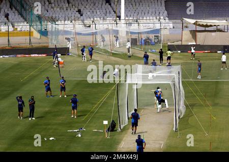 I giocatori della New Zealand Cricket Team si stanno riscaldando e migliorano le loro tecniche di cricket durante la partita di pratica netta per le prossime due prove e tre partite ODI serie contro il Pakistan, alla National Bank Cricket Arena di Karachi venerdì 23 dicembre 2022. Foto Stock