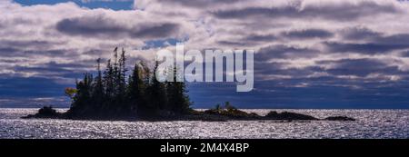 Una piccola isola nel Lago superiore, Batchawana Bay, Ontario, Canada Foto Stock