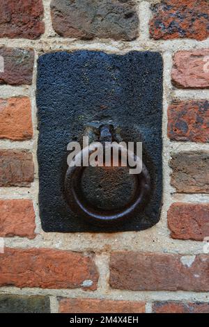 Un anello di ferro cavallo cravatta costruito nel muro da un'era passata. Visto nella città vecchia di Zutphen, Paesi Bassi Foto Stock