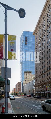 La Playhouse Square Foundation ha costruito Lumen, una moderna torre di appartamenti in vetro, per ampliare la base del quartiere di edifici storici di uffici e teatri. Foto Stock