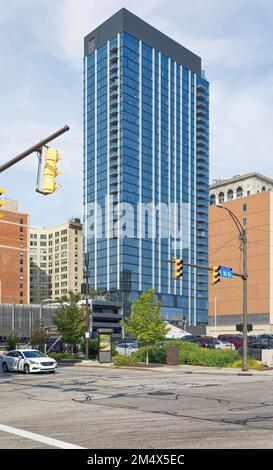 La Playhouse Square Foundation ha costruito Lumen, una moderna torre di appartamenti in vetro, per ampliare la base del quartiere di edifici storici di uffici e teatri. Foto Stock