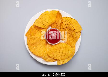 Poche patatine messicane nachos in piccolo piatto con salsa su ceramica Foto Stock