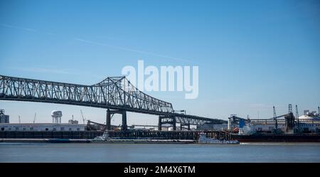 Baton Rouge, Louisiana, USA - 11,2022 - attraversamento del ponte Horace Wilkinson con lunghe code di traffico sostenuto. Foto Stock