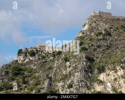 Chiesa e castello sulle colline di Taormina, Sicilia, Italia, Europa Foto Stock