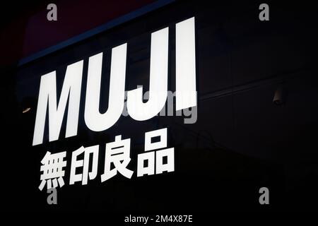 Segno illuminato della catena giapponese di stile di vita senza marchio MUJI in un negozio nel centro di Berlino. Designer rinomati lavorano anonimamente per MUJI Foto Stock