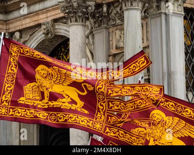 La bandiera di Venezia fuori dalla Basilica di San Marco, Piazza San Marco, Venezia, Italyh Foto Stock