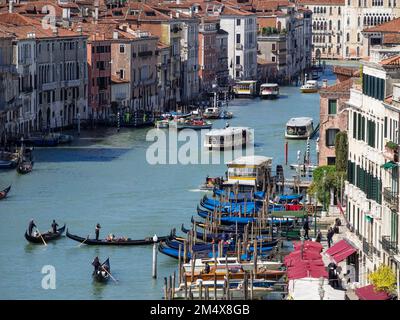 Vista del Canal Grande verso Ca' Foscari, Venezia, Italia Foto Stock