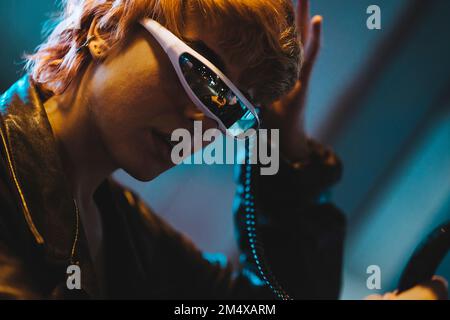 Giovane donna che indossa occhiali intelligenti Foto Stock