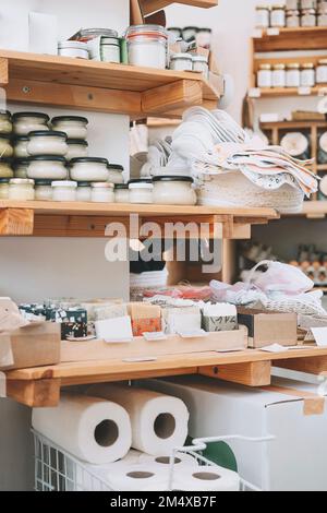 Prodotti cosmetici disposti su scaffali a zero rifiuti negozio Foto Stock