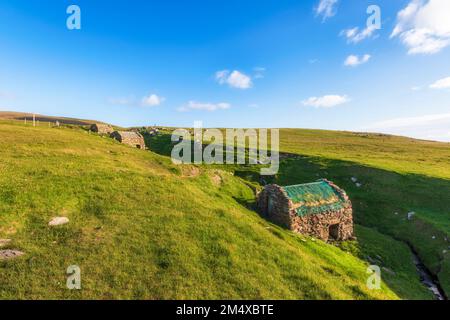 Regno Unito, Scozia, metà del 19th ° secolo mulini ad acqua di pietra nelle isole Shetland Foto Stock