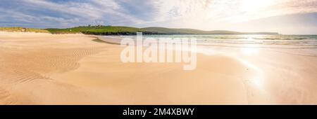 Regno Unito, Scozia, Yell, Vista panoramica delle sabbie della spiaggia di Breckon al tramonto Foto Stock