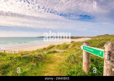 UK, Scotland, Yell, segno direzionale che punta verso Sands of Breckon Beach Foto Stock