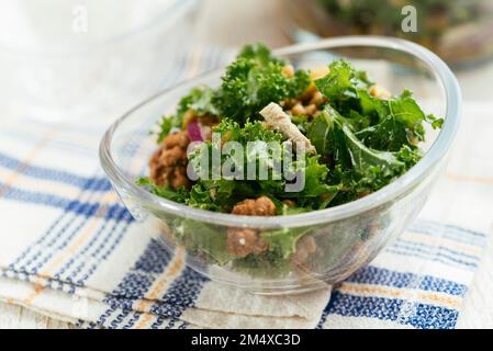 Insalata fatta in casa con kale, lenticchie, olive, noci e feta vegana. Foto Stock