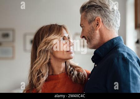 Coppia matura guardando ogni altro Foto Stock