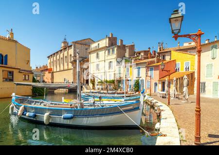 Francia, Provenza-Alpi-Costa Azzurra, Martigues, Barche ormeggiate lungo il canale della città Foto Stock