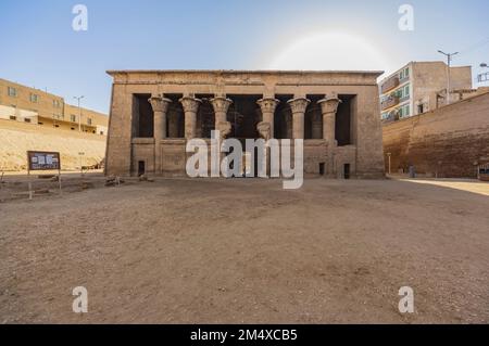 Egitto, Governatorato di Luxor, Esna, facciata del Tempio di Khnum Foto Stock
