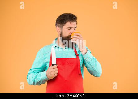 Cucina sana. preparazione di insalate fresche. chef professionista in grembiule rosso. cucinare è il suo hobby. barbuto in uniforme cuoco. governante fiducioso Foto Stock