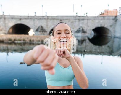 Allenamenti sportivi e punzonature felici di fronte al lago Foto Stock