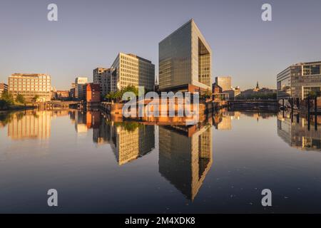 Germania, Amburgo, uffici che si riflettono nel fiume Elba al crepuscolo Foto Stock