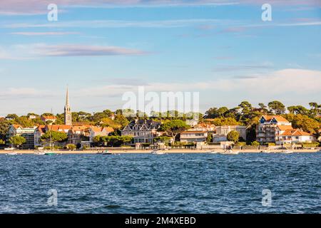 Francia, Nouvelle-Aquitaine, Arcachon, Vista della città sul mare in estate Foto Stock