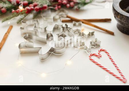 Taglierina per biscotti e canna da zucchero sul tavolo Foto Stock