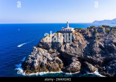 Veduta aerea del faro di far de Capdepera sotto il cielo limpido Foto Stock