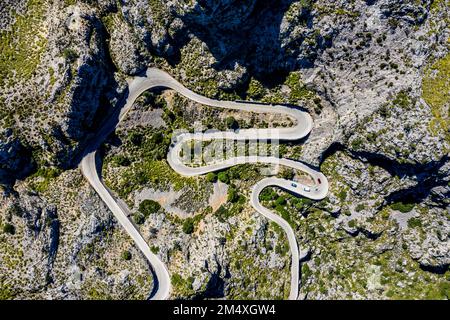 Veduta aerea della strada a serpentina ma-2141 fino a SA Calobra, Serra de Tramuntana, Spagna Foto Stock