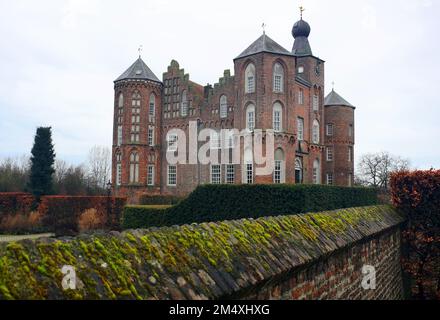 Aarle-Rixtel, Paesi Bassi - Dic 19 2022 Castello Croy: Le parti più antiche sono state probabilmente costruite nel 15th ° secolo. Gli ultimi cambiamenti sono stati costruiti negli anni '18t Foto Stock