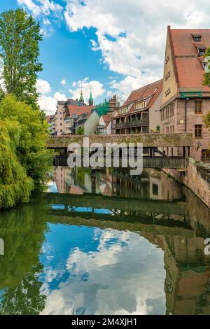 Germania, Baviera, Norimberga, Henkersteg ponte che si estende attraverso il fiume Pegnitz Foto Stock