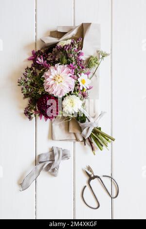 Studio shot di bouquet di tre varietà di dahlias mescolato con altri fiori Foto Stock