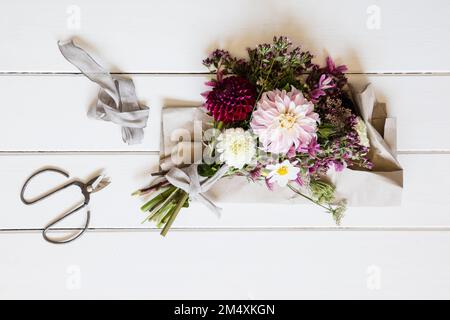 Studio shot di bouquet di tre varietà di dahlias mescolato con altri fiori Foto Stock