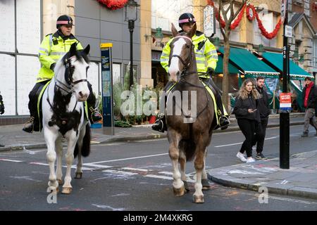 Loneon Metropolitan Police equitazione cavalli cavalcare in città strada Covent Garden Londra Inghilterra Regno Unito in inverno 2022 Gran Bretagna KATHY DEWITT Foto Stock