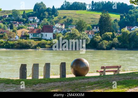 Germania, Baviera, Passau, Planetenweg Passau sulla riva del fiume Inn in estate Foto Stock