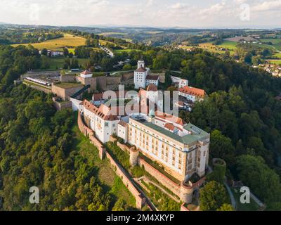 Germania, Baviera, Passau, veduta aerea del forte di veste Oberhaus in estate Foto Stock