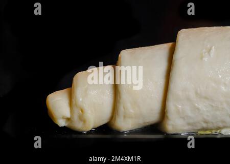 Croissant crudo fatto in casa su vassoio in forno elettrico Foto Stock