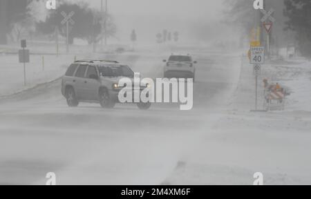 St Charles, Stati Uniti. 23rd Dec, 2022. I venti di 20-30 mph soffiano la neve attraverso Kautz Road in St. Charles, Illinois, fuori Chicago, venerdì 23 dicembre 2022. Foto di Mark Black/UPI Credit: UPI/Alamy Live News Foto Stock