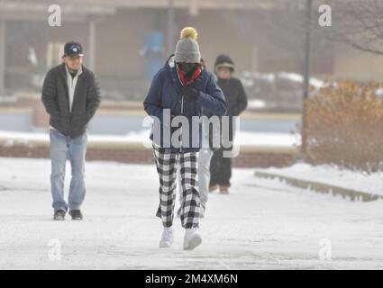 Aurora, Stati Uniti. 23rd Dec, 2022. Il -30¼F windchill non ha fermato gli amanti dello shopping che hanno fatto shopping all'ultimo minuto presso i Chicago Premium Outlets di Aurora, Illinois, venerdì 23 dicembre 2022. Foto di Mark Black/UPI Credit: UPI/Alamy Live News Foto Stock