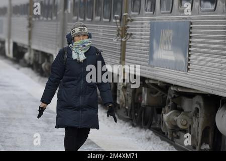 Naperville, Stati Uniti. 23rd Dec, 2022. Il 23 dicembre 2022, un viaggiatore si precipita sul treno per pendolari per Chicago alla stazione di Naperville, il Metra. Foto di Mark Black/UPI Credit: UPI/Alamy Live News Foto Stock