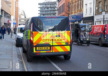 Vista posteriore del cartello City Police sulle porte dei furgoni della London Metropolitan Police van Cowcross Street zona di Farringdon a Londra Inghilterra UK 2022 KATHY DEWITT Foto Stock